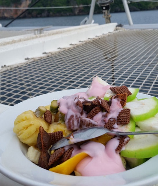 dintr-o-salata-de-fructe-care-se-respecta-nu-pot-lipsi-guava-mangoul-si-tamarindul